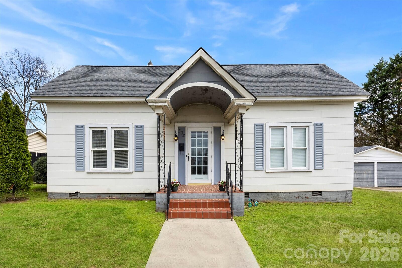 Property Photo:  302 S Maple Street  NC 28034 