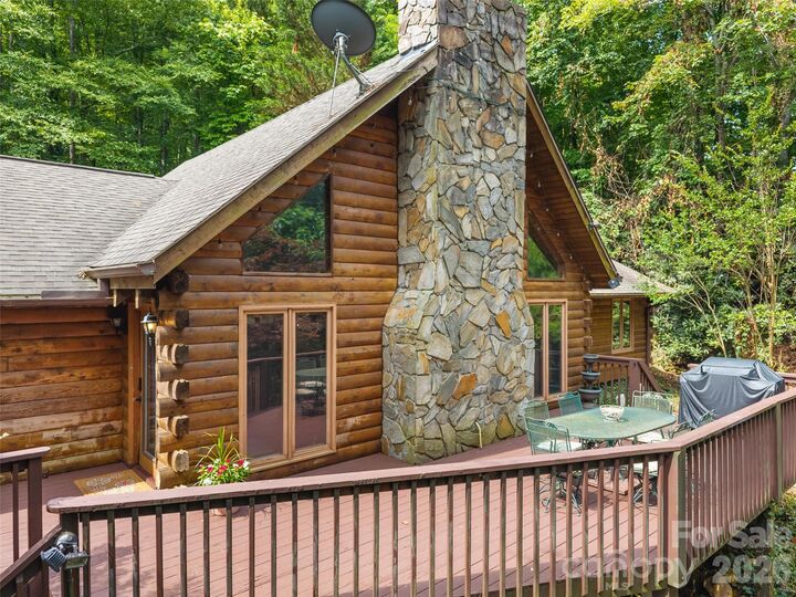 Property Photo: 6 Ravenwood Lane NC 28742