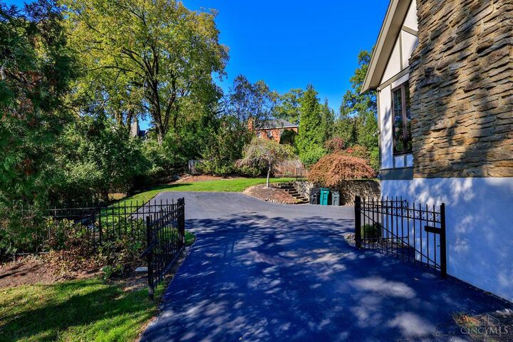 Property Photo:  1121 Edwards Road  OH 45208 