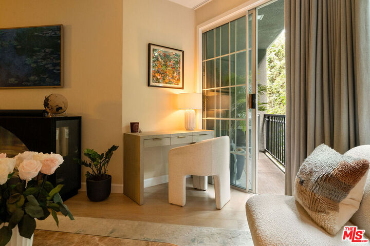 Property Photo:  585 N Rossmore Ave  CA 90004 