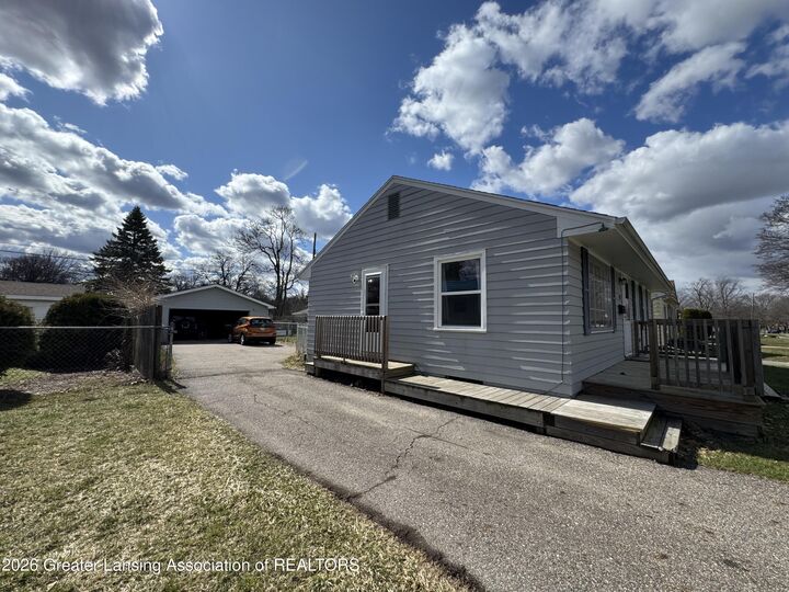 Property Photo:  1703 Holly Way  MI 48910 