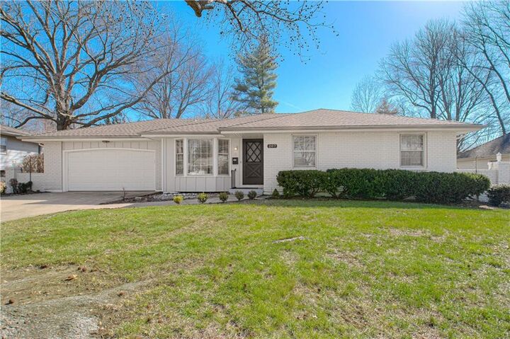 Property Photo:  207 NW Woodbine Avenue  MO 64063 