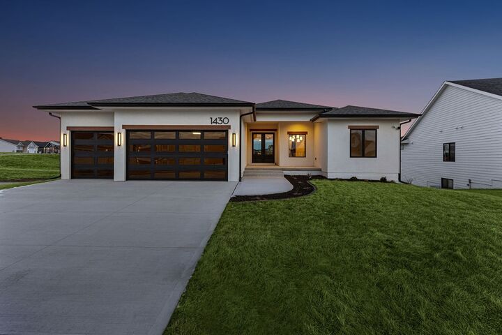 Property Photo:  1430 NW Red Oak Drive  IA 50263 