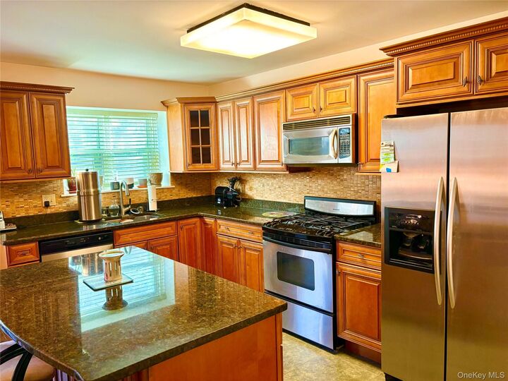 Property Photo:  18 Kensington Court  NY 10954 