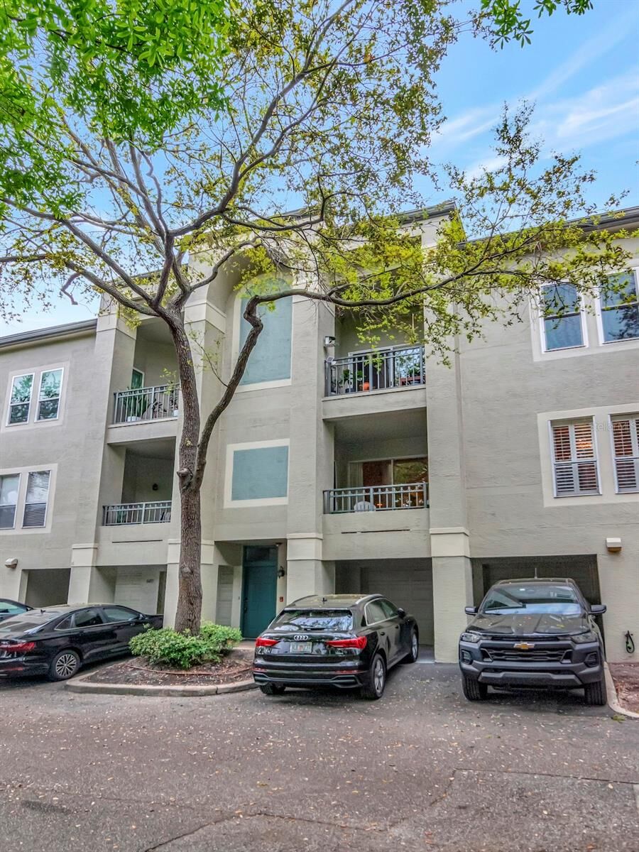 Property Photo: 605 Island Place Way FL 33602