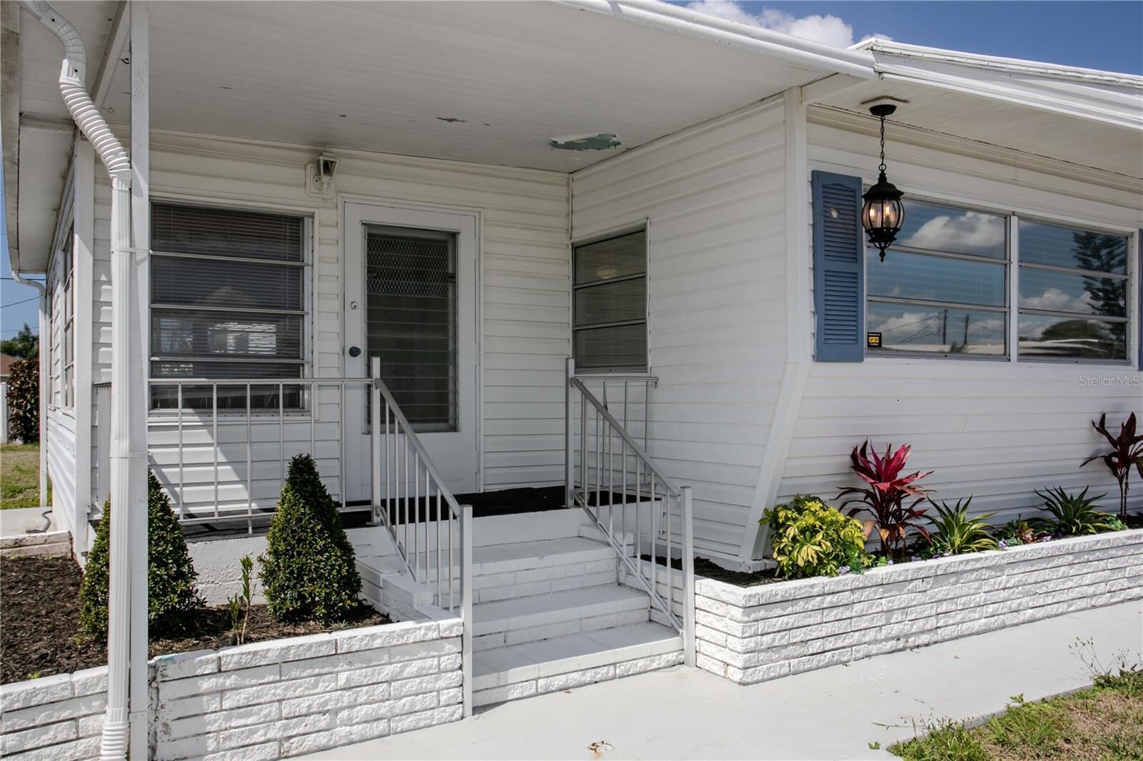 Property Photo: 4809 4th Street W FL 34207