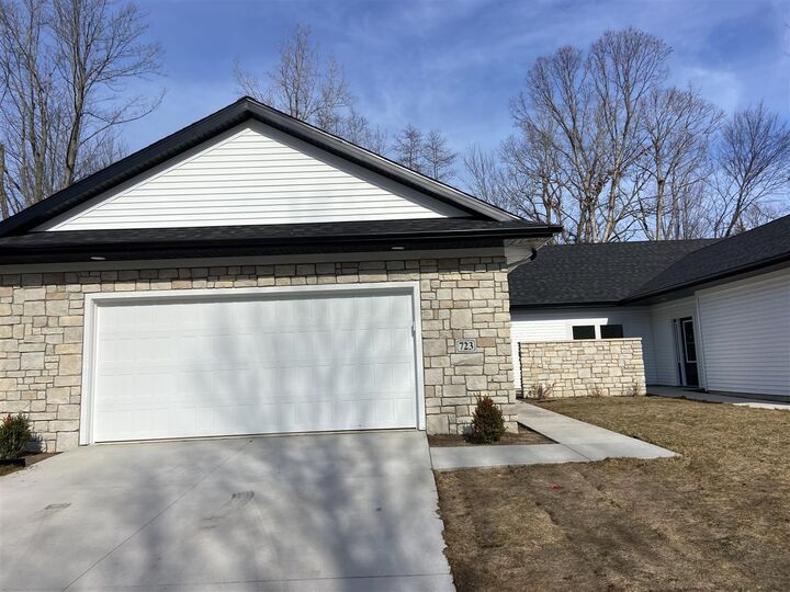 Property Photo:  725 Violet Way  MI 49085-8754 