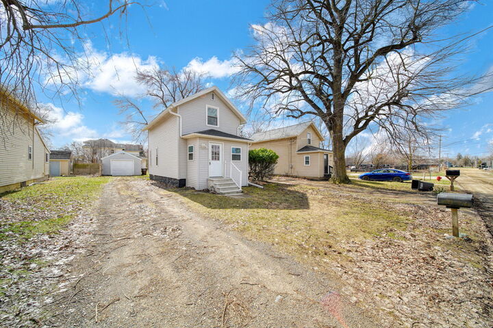 Property Photo: 1811 Lewis Street MI 49203