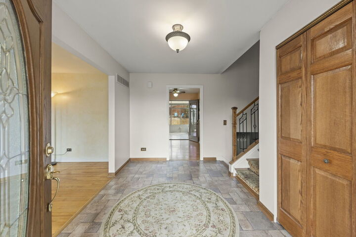 Property Photo:  706 Crest Lane  IL 60532 