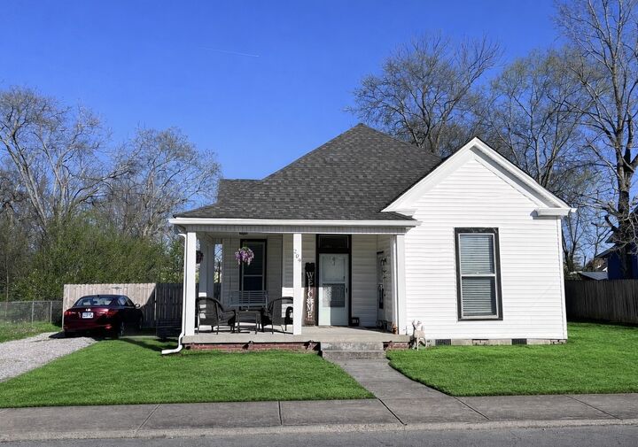 Property Photo:  209 S Greenwood St  TN 37087 