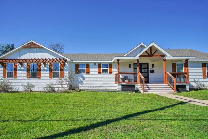 Property Photo: 1723 N Edgefield Avenue TX 75208