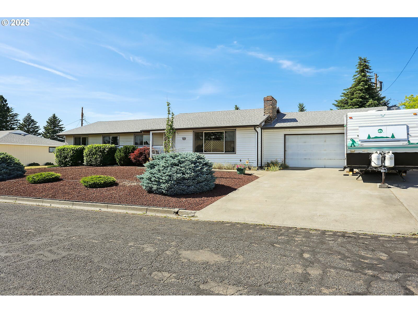 Property Photo:  825 Maple Dr  WA 98620 