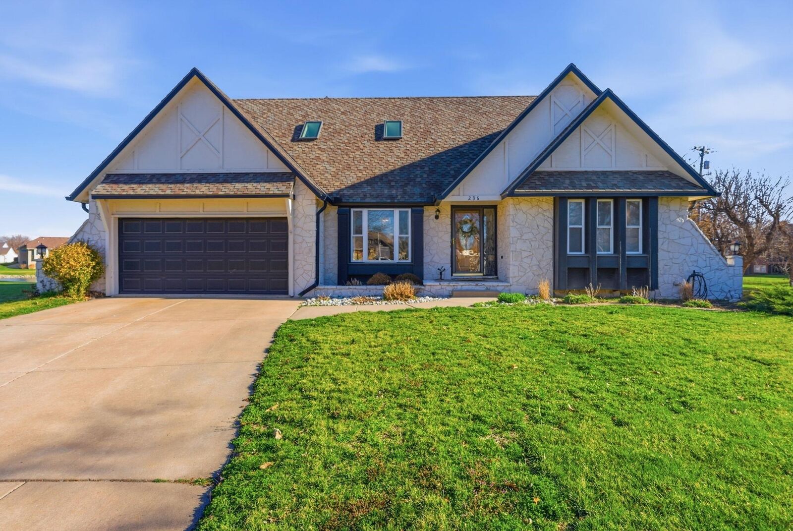 Property Photo:  236 S Forestview Ct  KS 67205 