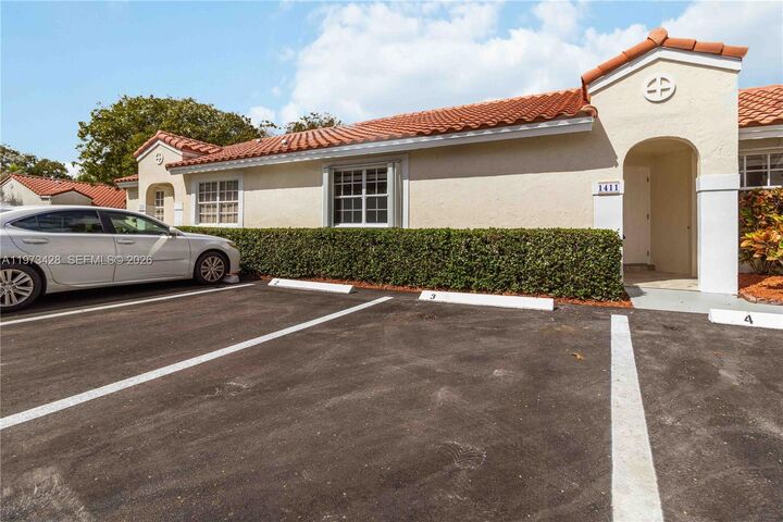 Property Photo:  1411 Cottonwood Cir  FL 33326 