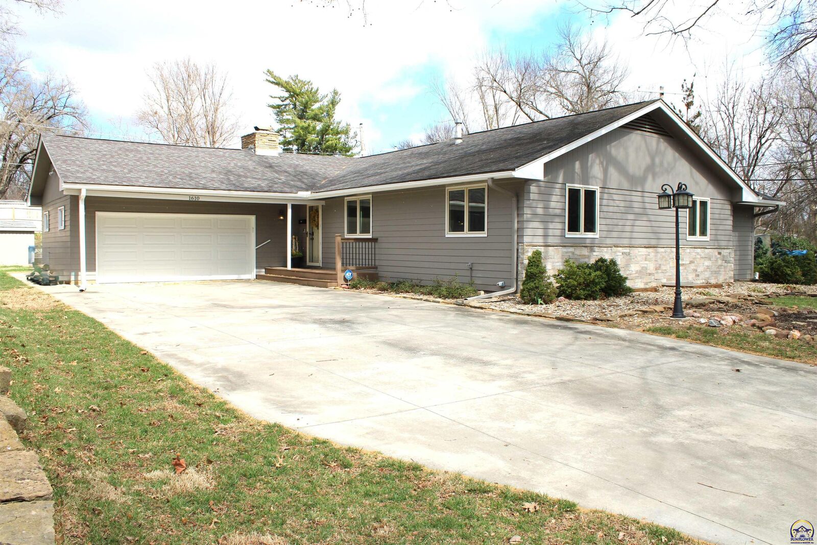 Property Photo:  1610 SW Withdean Rd  KS 66611 