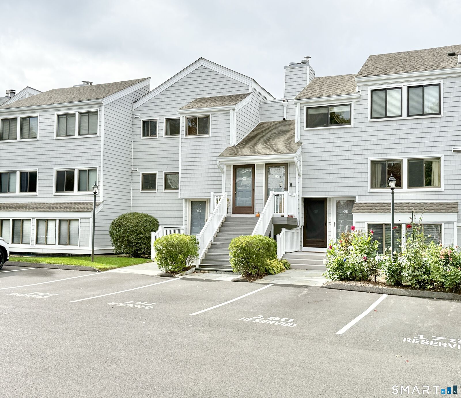 Property Photo:  129 Rowayton Woods Drive 129  CT 06854 