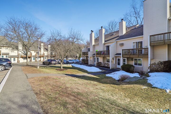 Property Photo:  8 Rose Lane Apt 24-5  CT 06811 