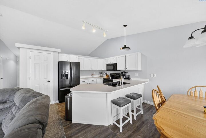 Property Photo: 8117 Kootenay Ct WA 99301