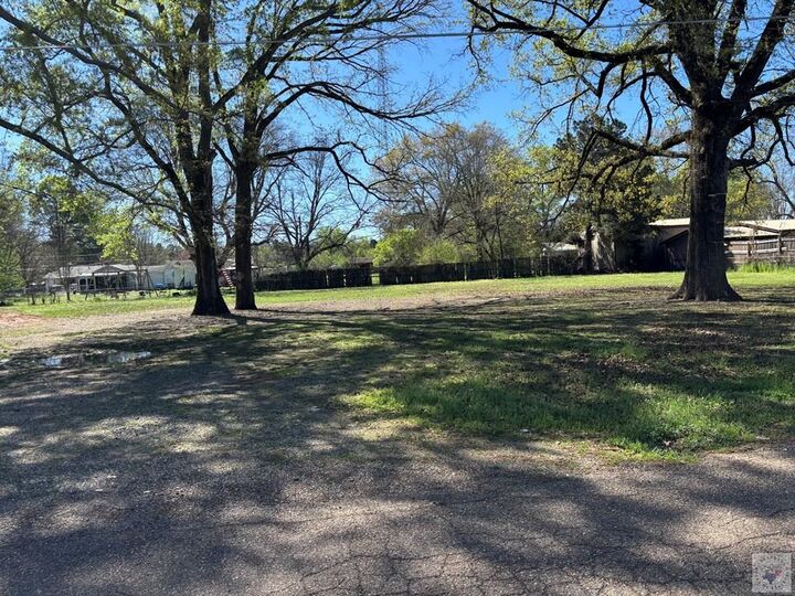 Property Photo:  704 E Ave E  TX 75561 
