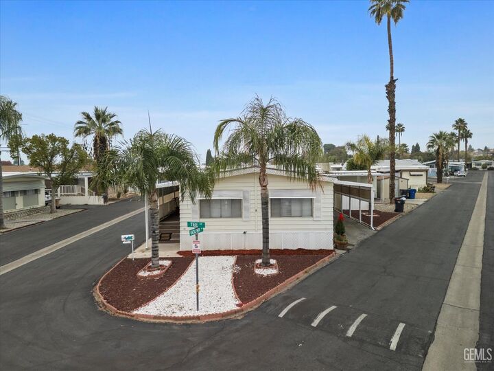 Property Photo:  4 Tee Lane  CA 93308 