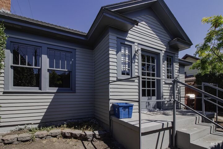 Property Photo:  161 SE 5th Ave.  OR 97914 