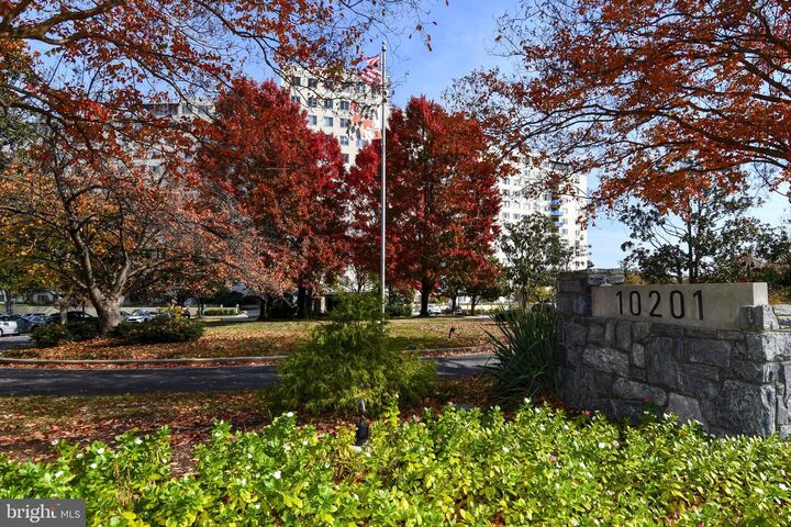 Property Photo:  10201 Grosvenor Place 1015  MD 20852 