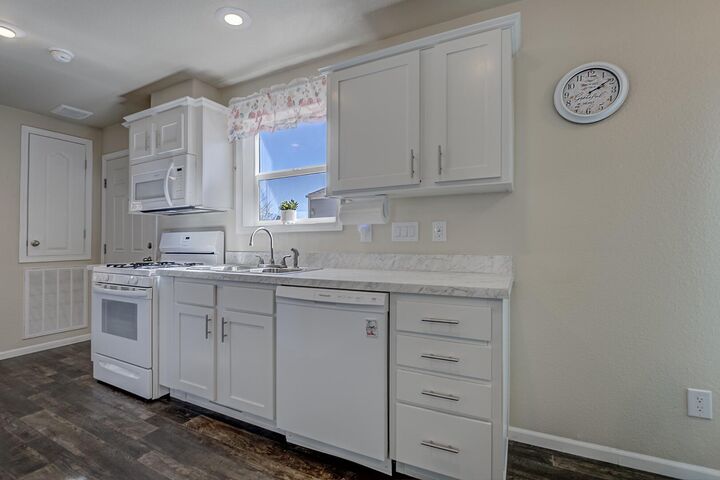 Property Photo: 16 N Star Vale Drive Space 136A AZ 85541