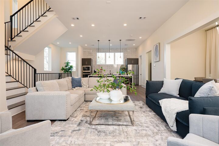 Property Photo: 917 Thompson Street TX 77007