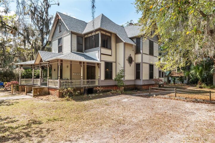 Property Photo:  306 NE 3rd Street  FL 32601 