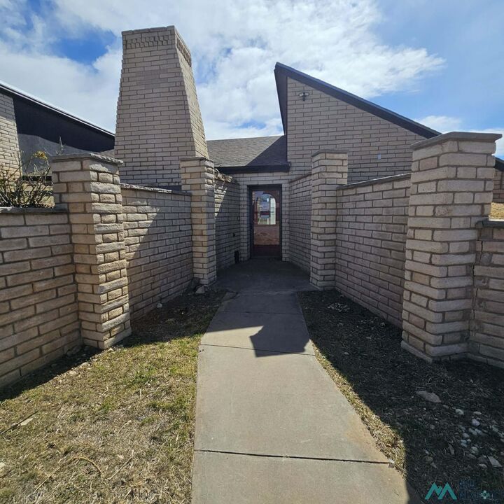 Property Photo:  121 Remuda Dr  NM 88101 
