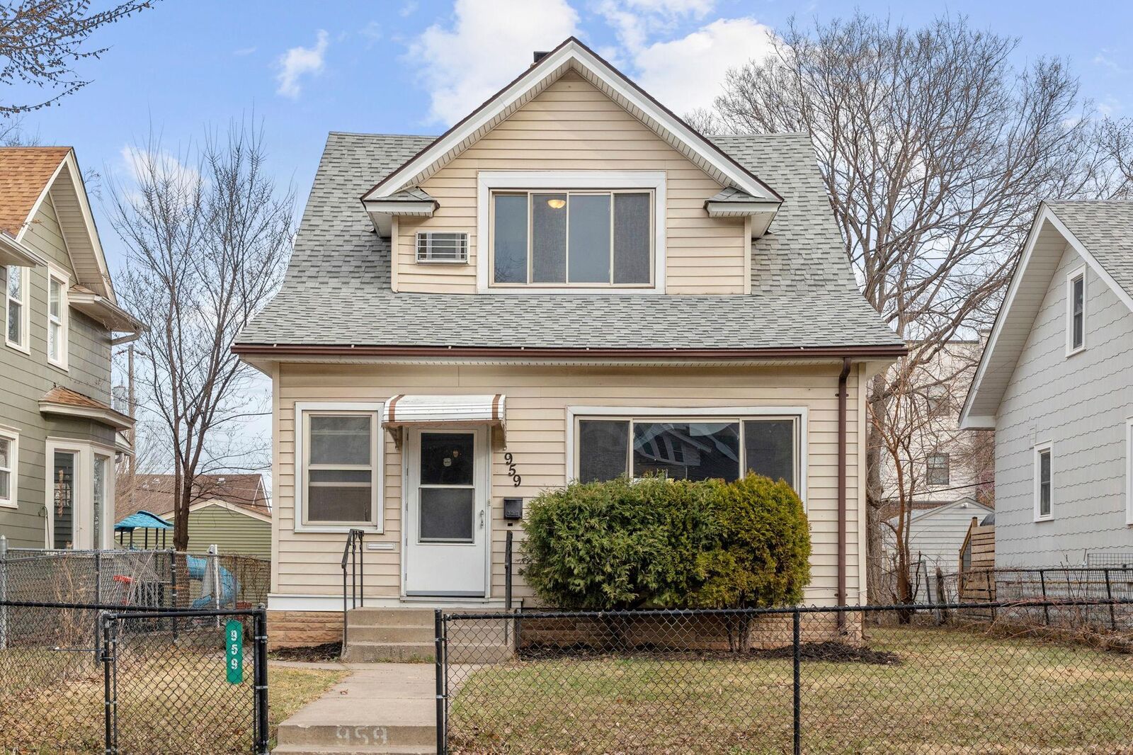 Property Photo:  959 Carroll Avenue  MN 55104 