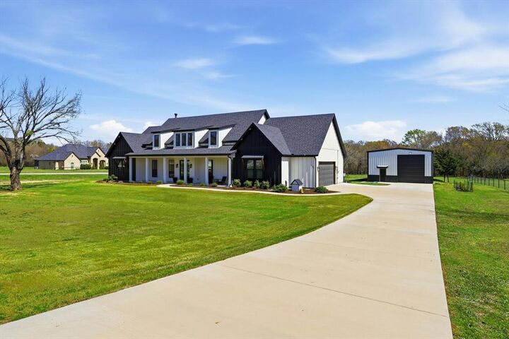 Property Photo: 701 Glade Park Court TX 76020