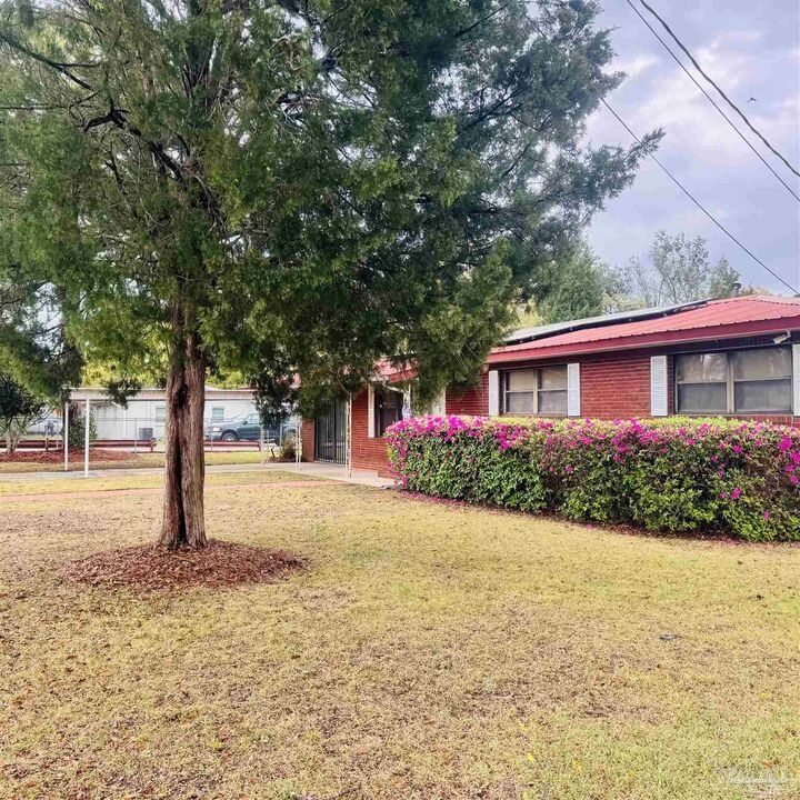 Property Photo:  7880 Gregg Rd  FL 32514 