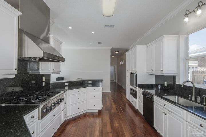 Property Photo: 1200 Autumn Breeze Cir FL 32563