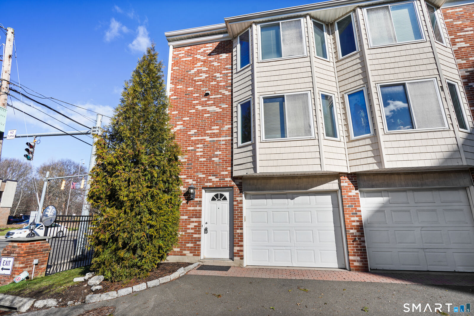 Property Photo:  1611 Washington Boulevard Apt 1  CT 06902 