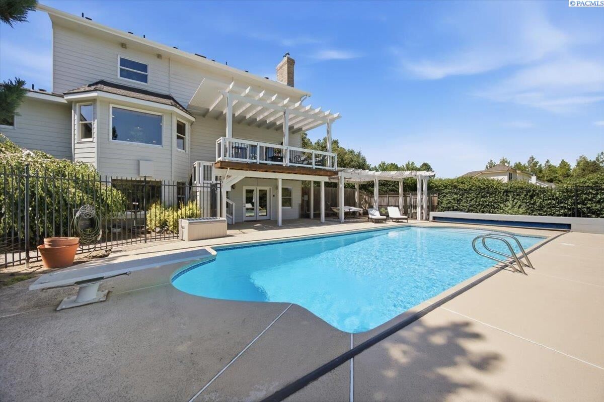Property Photo: 1128 Country Ridge Dr WA 99352