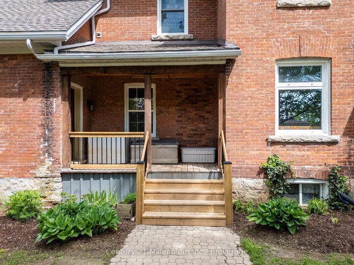 Property Photo:  296 Garafraxa St Street  ON N0H 1G0 