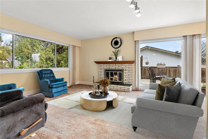 Property Photo:  2009 Stelly'S Cross Rd  BC V8M 1M8 