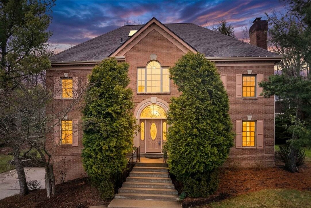 Property Photo:  1915 Oakhurst Drive  PA 15101 