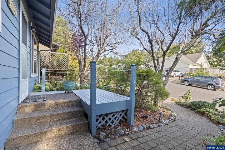 Property Photo:  1420 SW Fairway Dr  OR 97394 