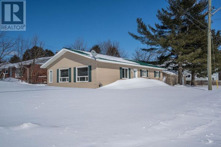 Photo de la propriété:  4 Labelle Ave  ON P6B 3B9 