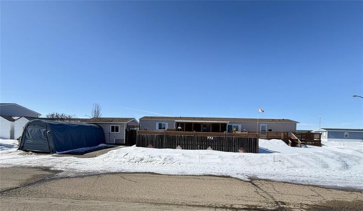 Property Photo:  772 Brentwood Village  MB R7B 4C6 