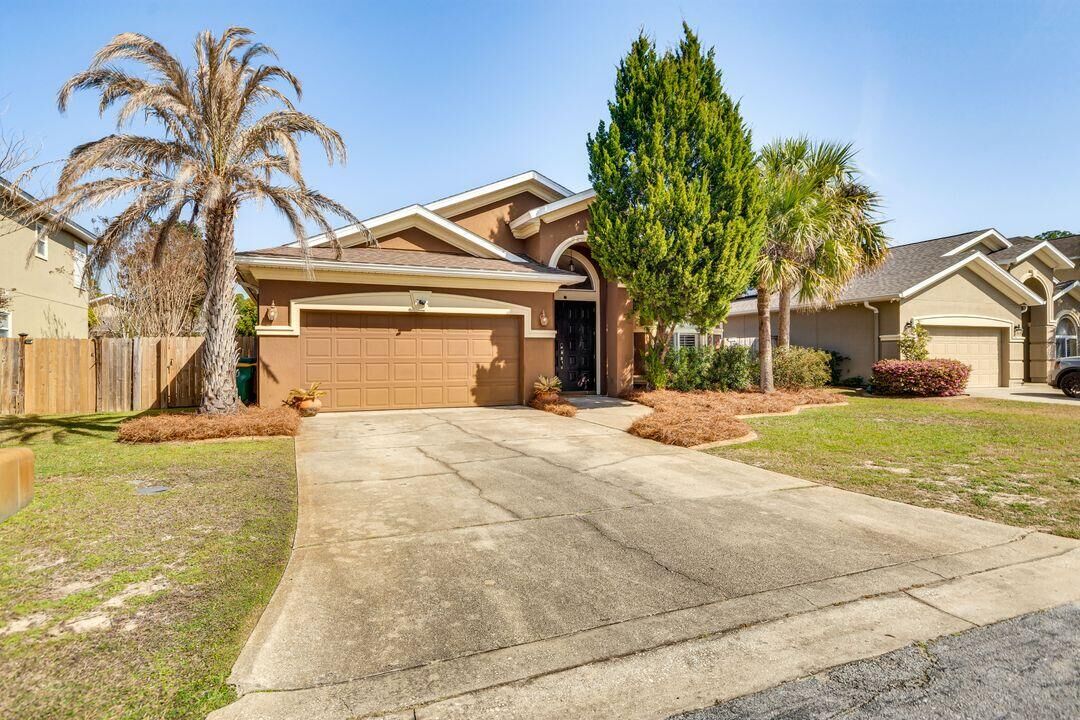 Property Photo: 895 Solimar Way FL 32569