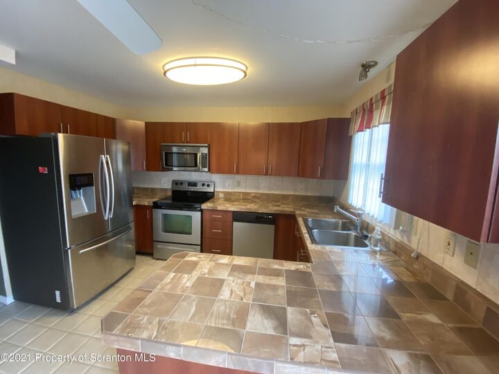 Property Photo:  32 Briarwood Way  PA 18411 