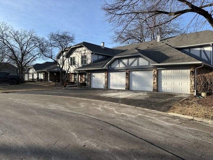 Property Photo:  1310 Cromwell Court 1310  IL 60061 