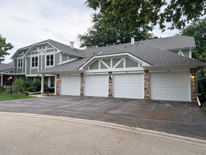 Property Photo: 1310 Cromwell Court 1310 IL 60061