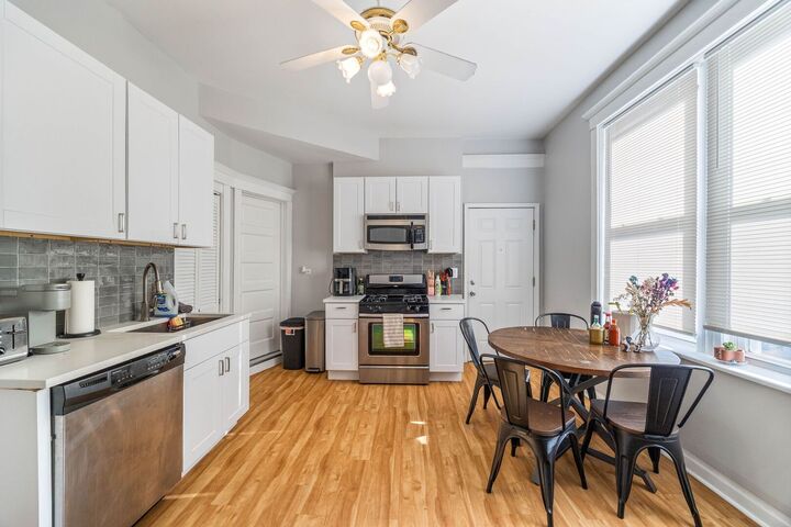 Property Photo:  928 S Claremont Avenue 2R  IL 60612 