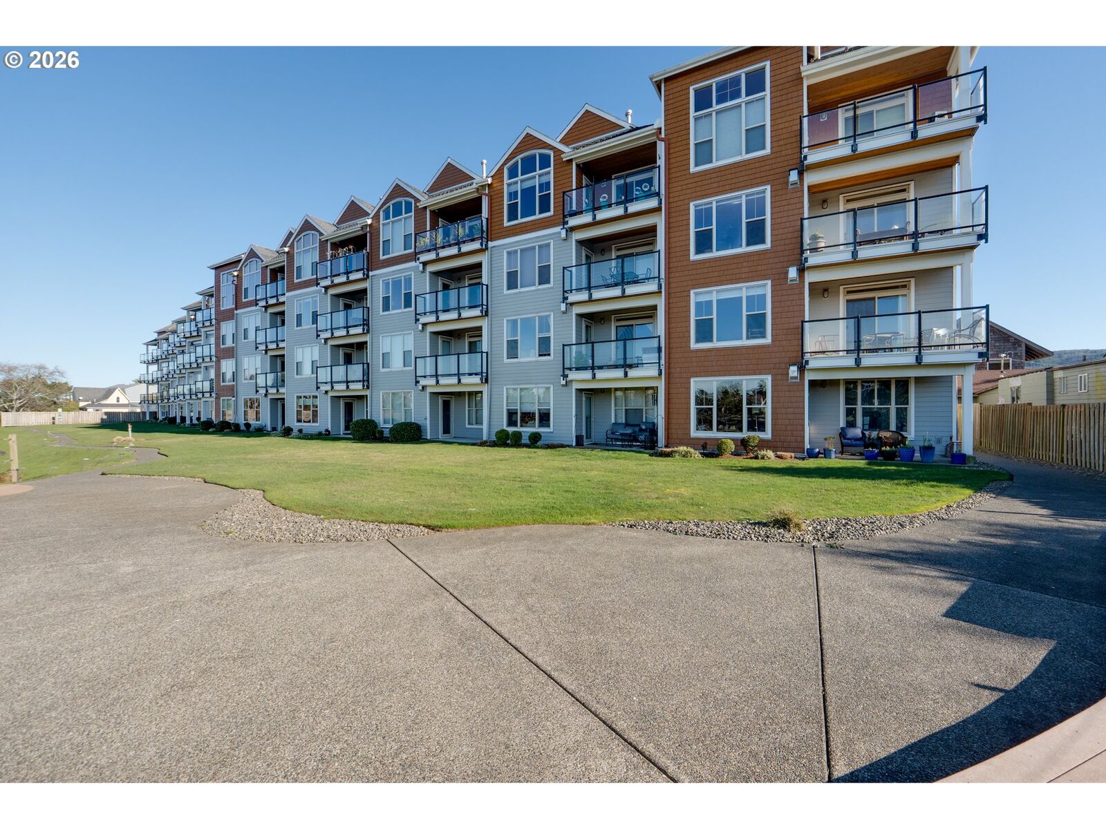 Property Photo:  1000 N Holladay Dr 402  OR 97138 