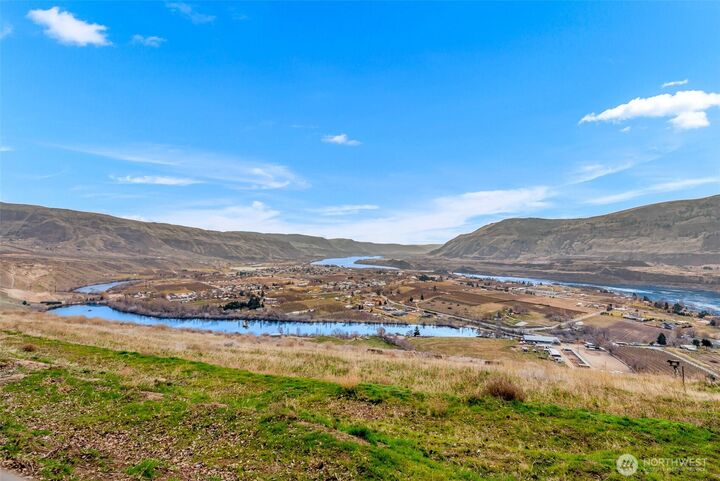 Property Photo:  1220 S Webb Place  WA 98802 