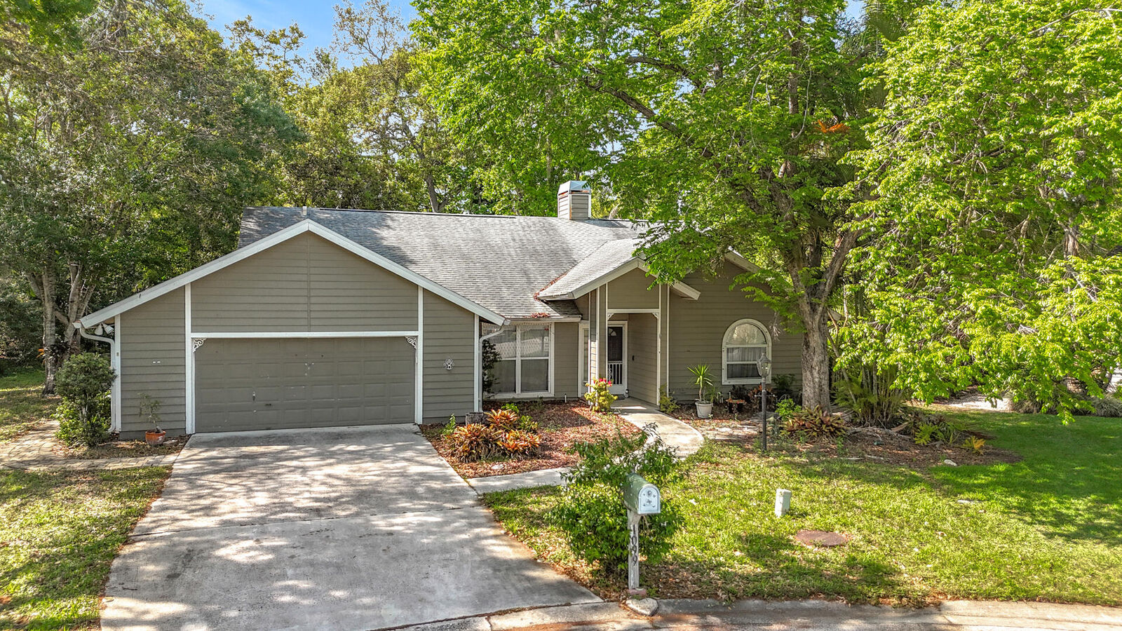 Property Photo: 1099 Greystone Lane FL 34232
